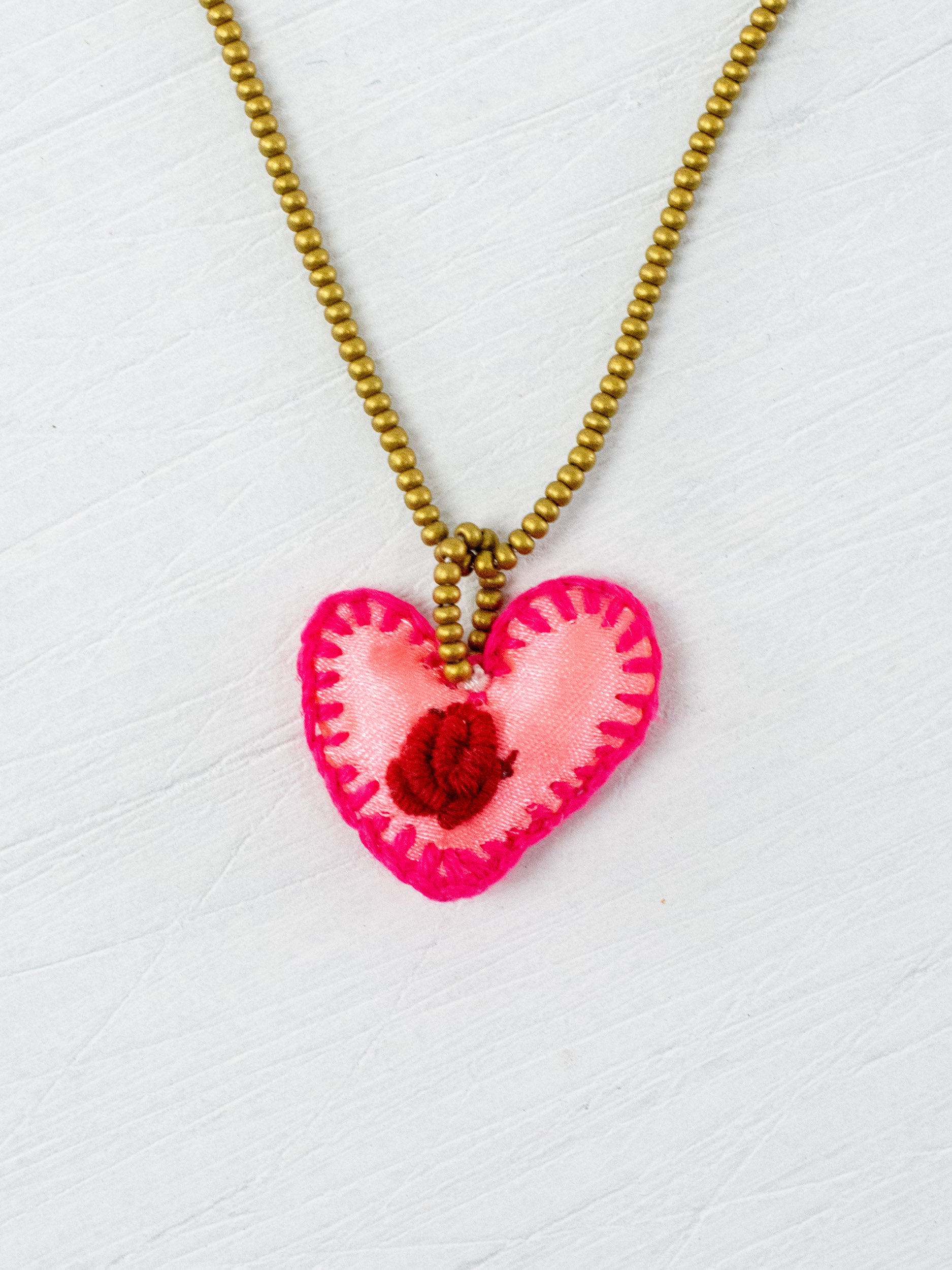 Collar corazón bordado mini