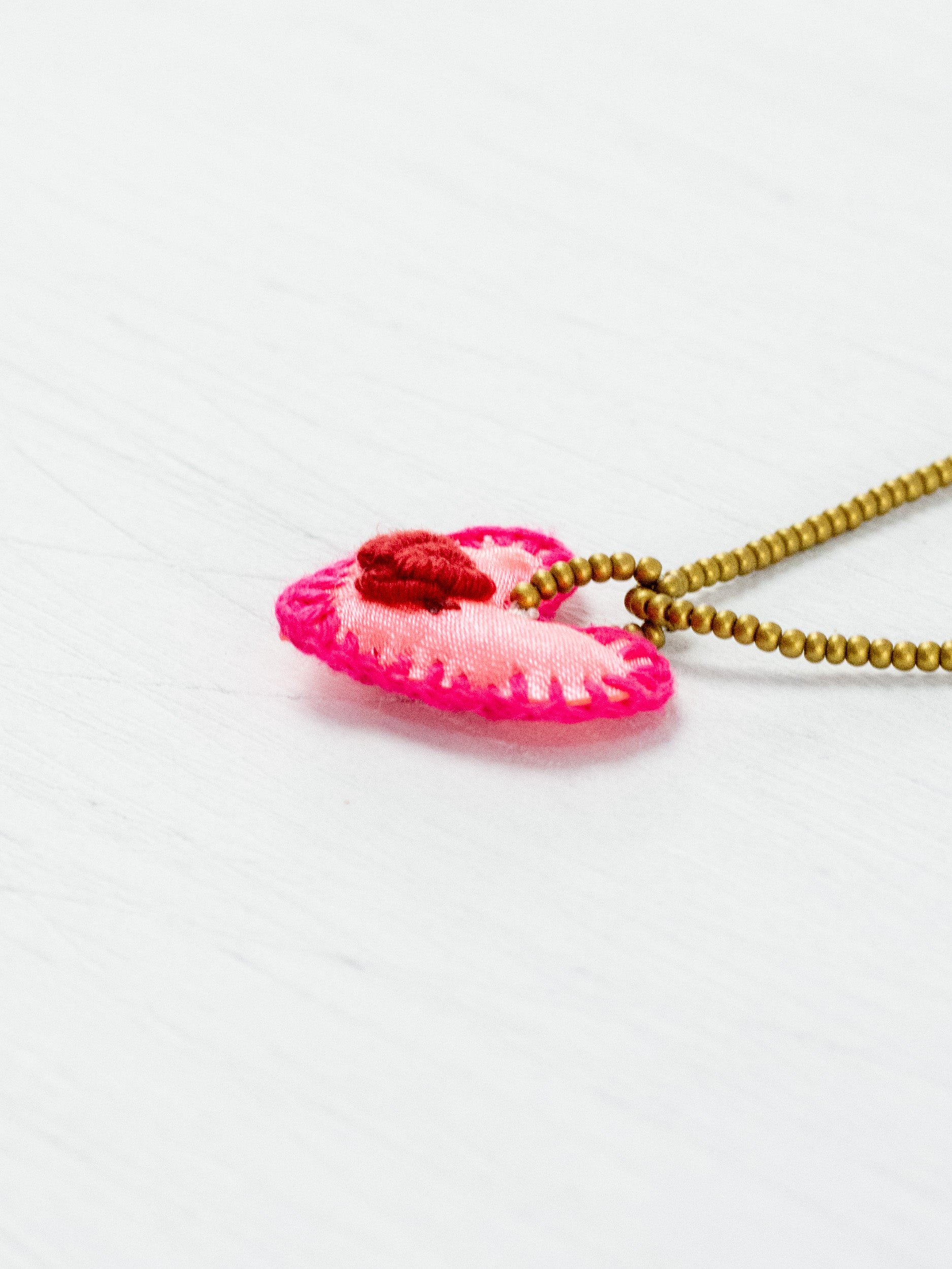 Collar corazón bordado mini