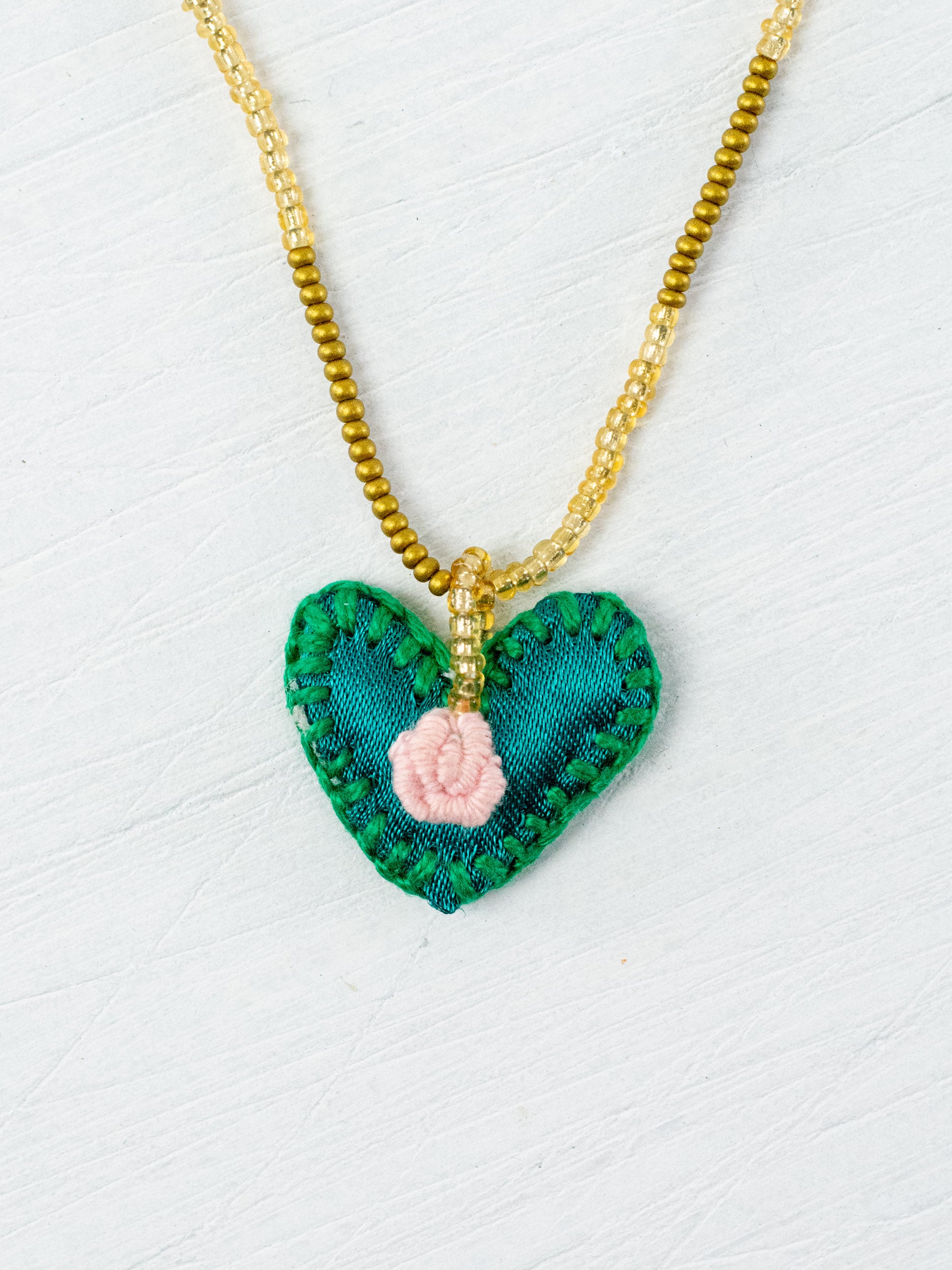 Collar corazón bordado mini