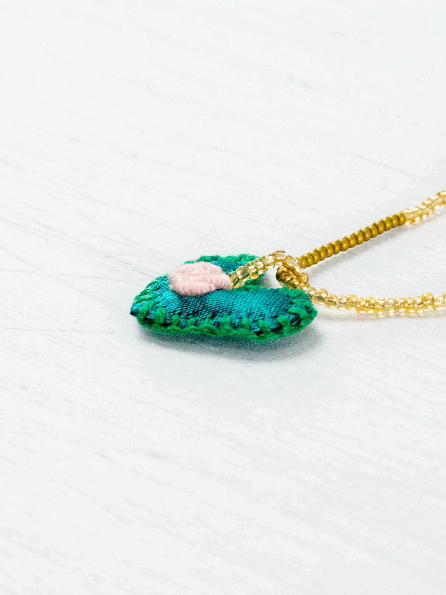 Collar corazón bordado mini