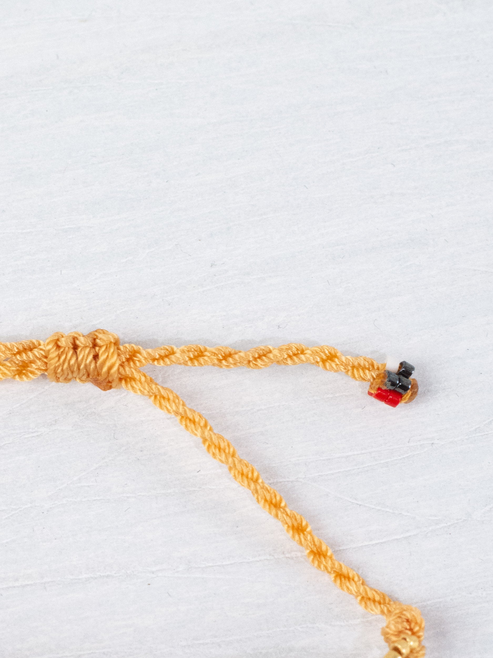 Pulsera Wixárika de chaquira tres rombos mediana
