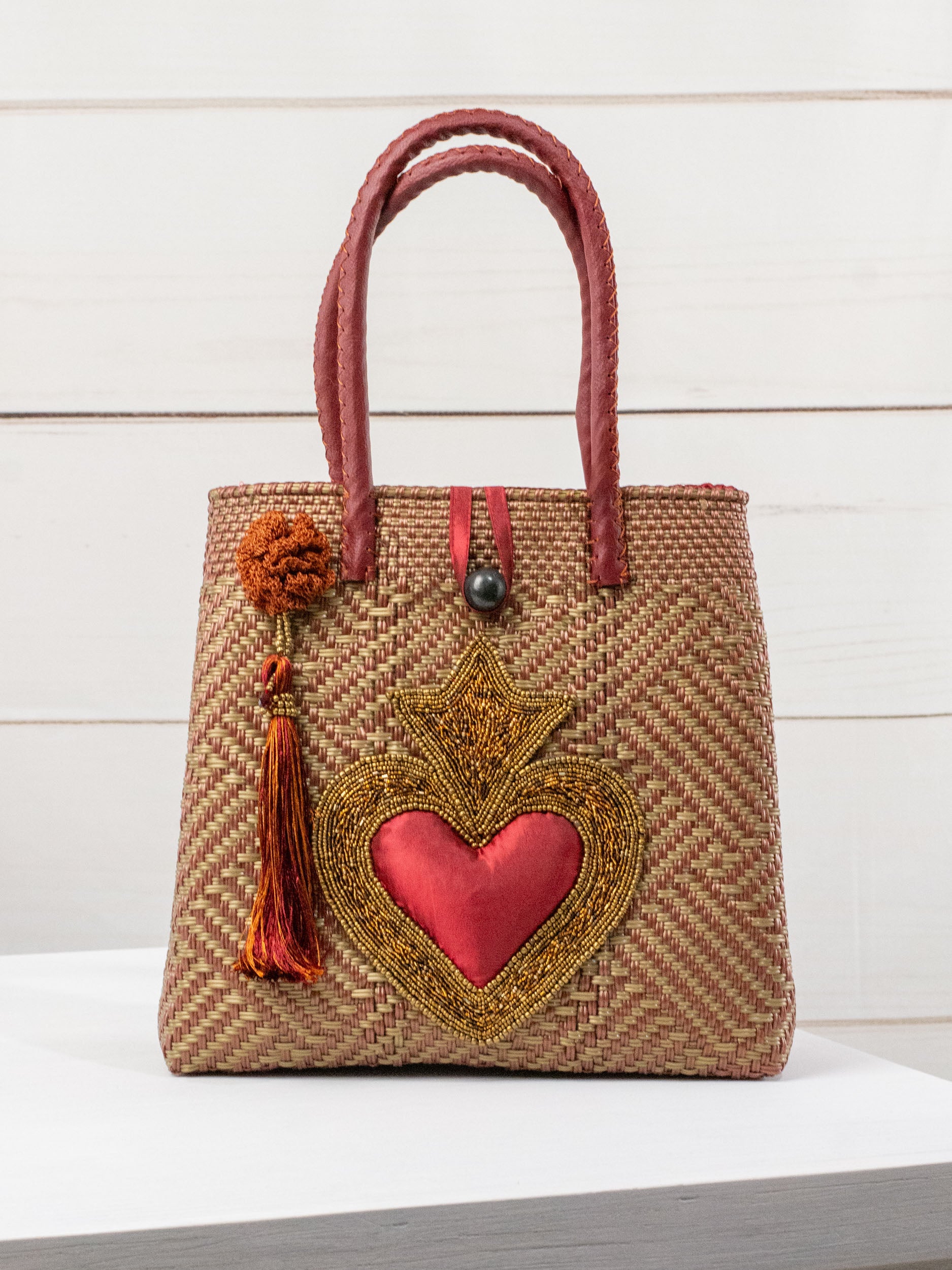 Bolsa artesanal corazón milagro mediana con pompón de flor