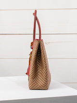 Bolsa artesanal corazón milagro mediana con pompón de flor