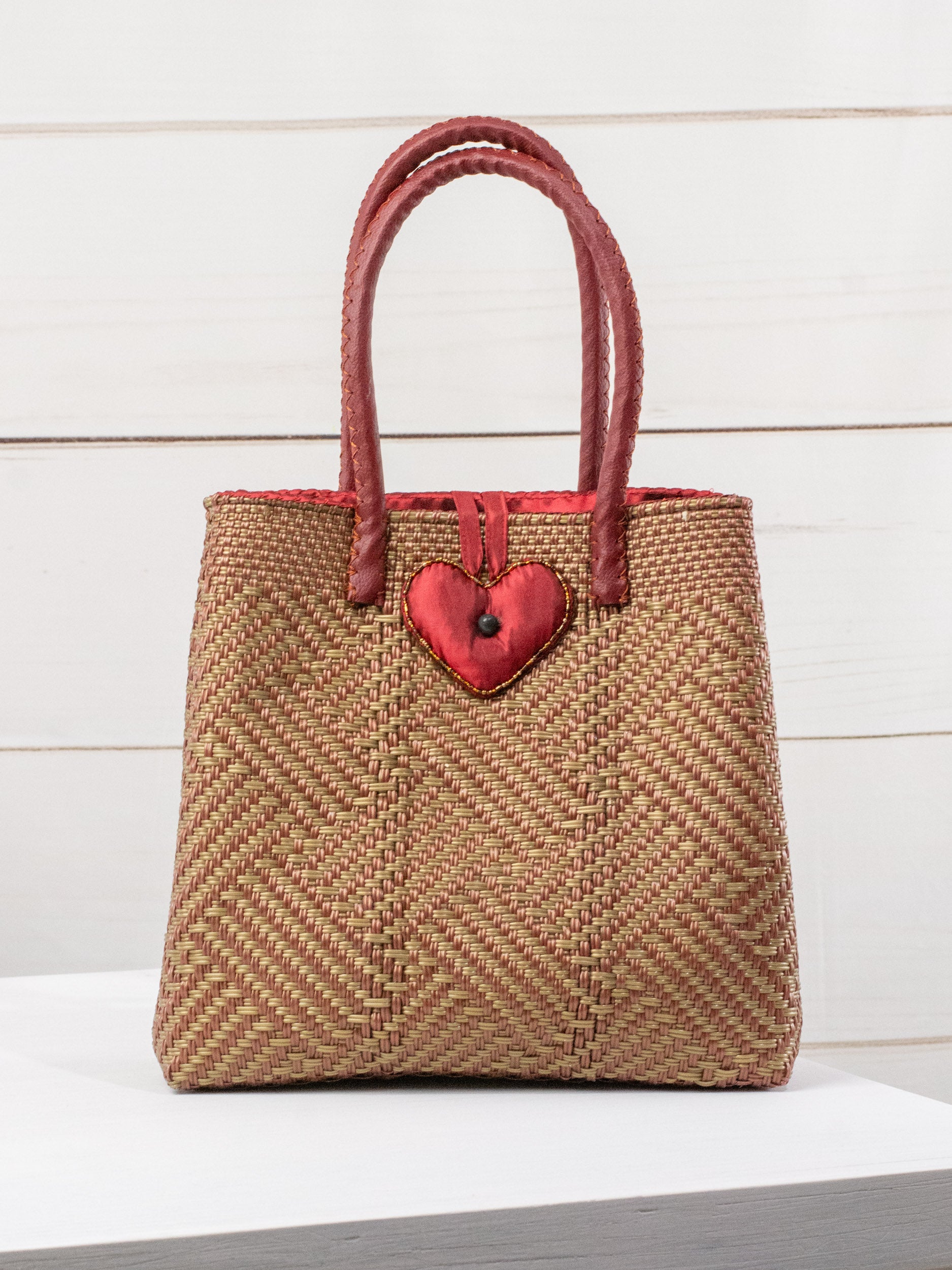 Bolsa artesanal corazón milagro mediana con pompón de flor