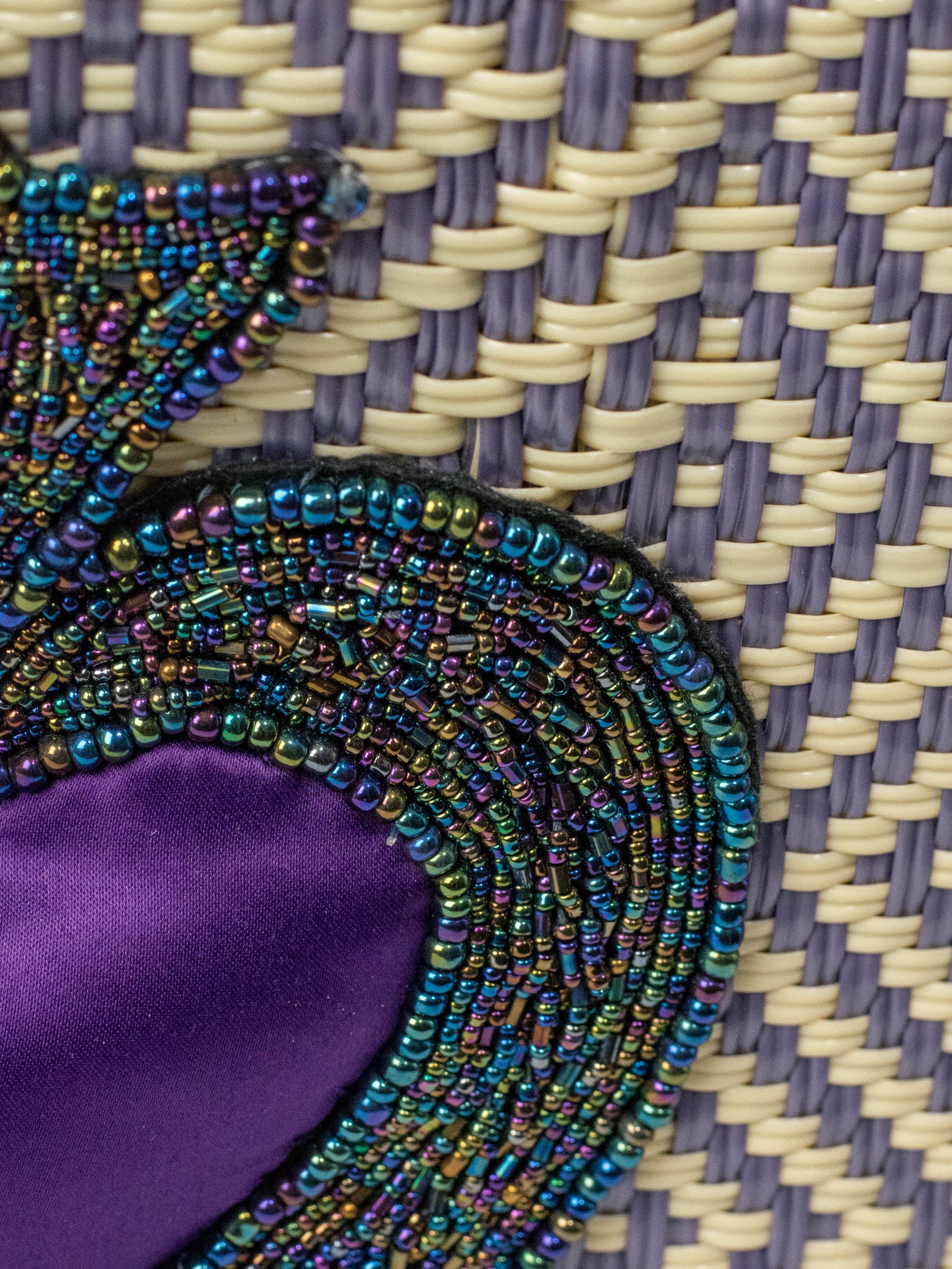 Bolsa artesanal corazón milagro mediana con pompón de flor