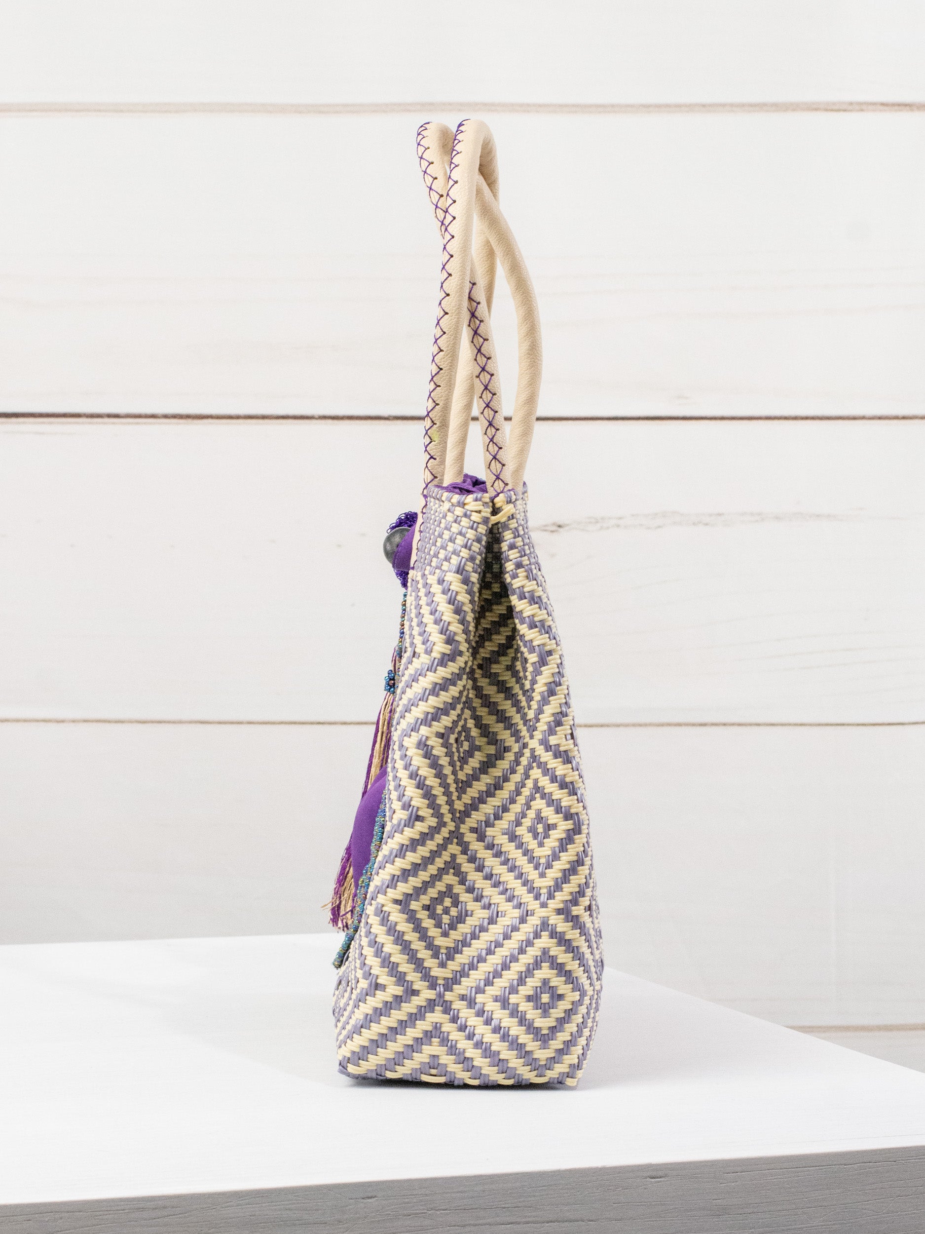 Bolsa artesanal corazón milagro mediana con pompón de flor