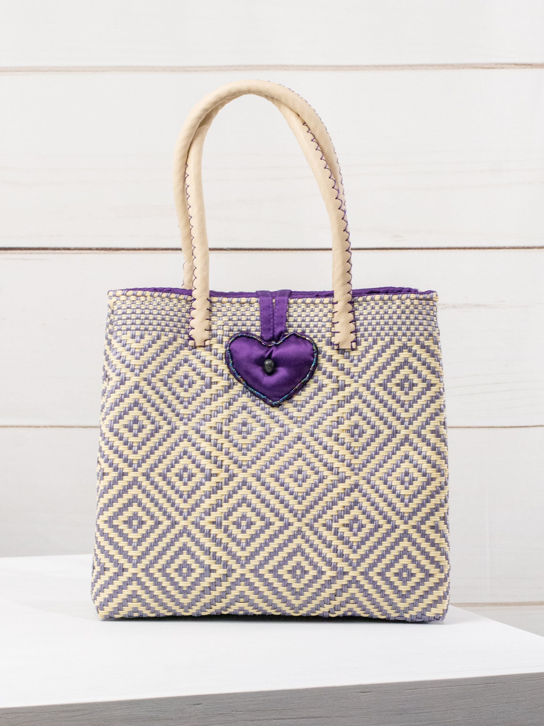 Bolsa artesanal corazón milagro mediana con pompón de flor