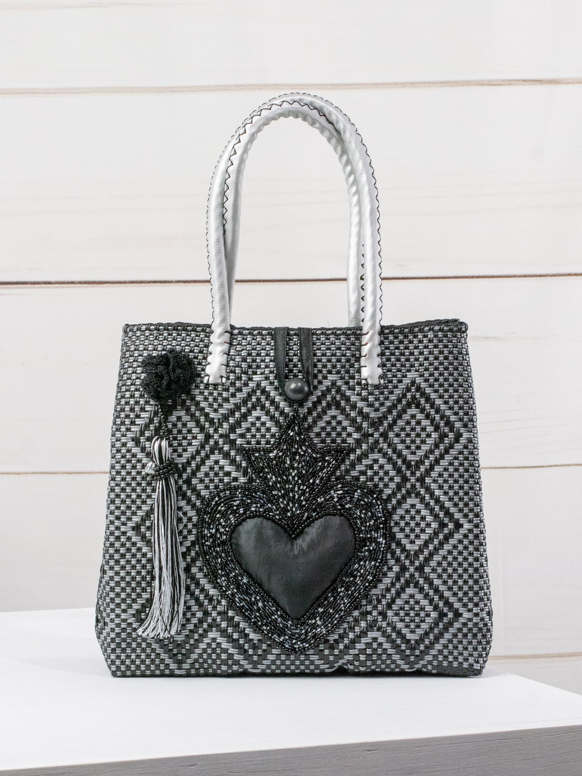 Bolsa artesanal corazón milagro mediana con pompón de flor