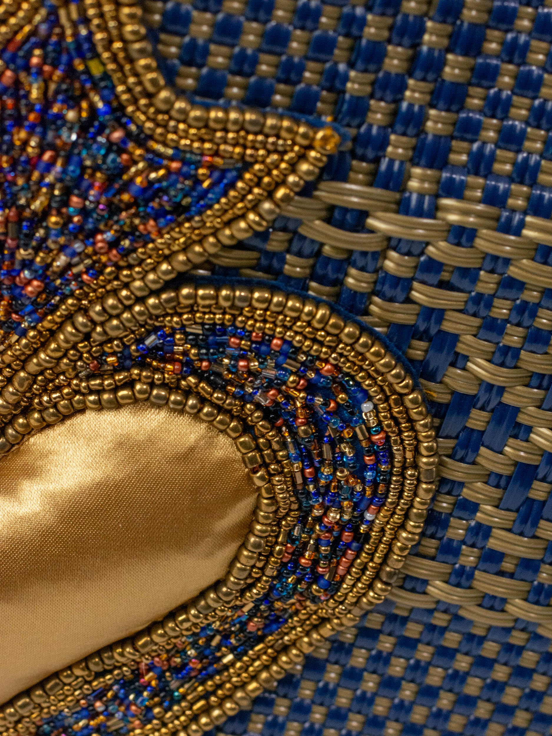 Bolsa artesanal corazón milagro mediana con pompón de flor