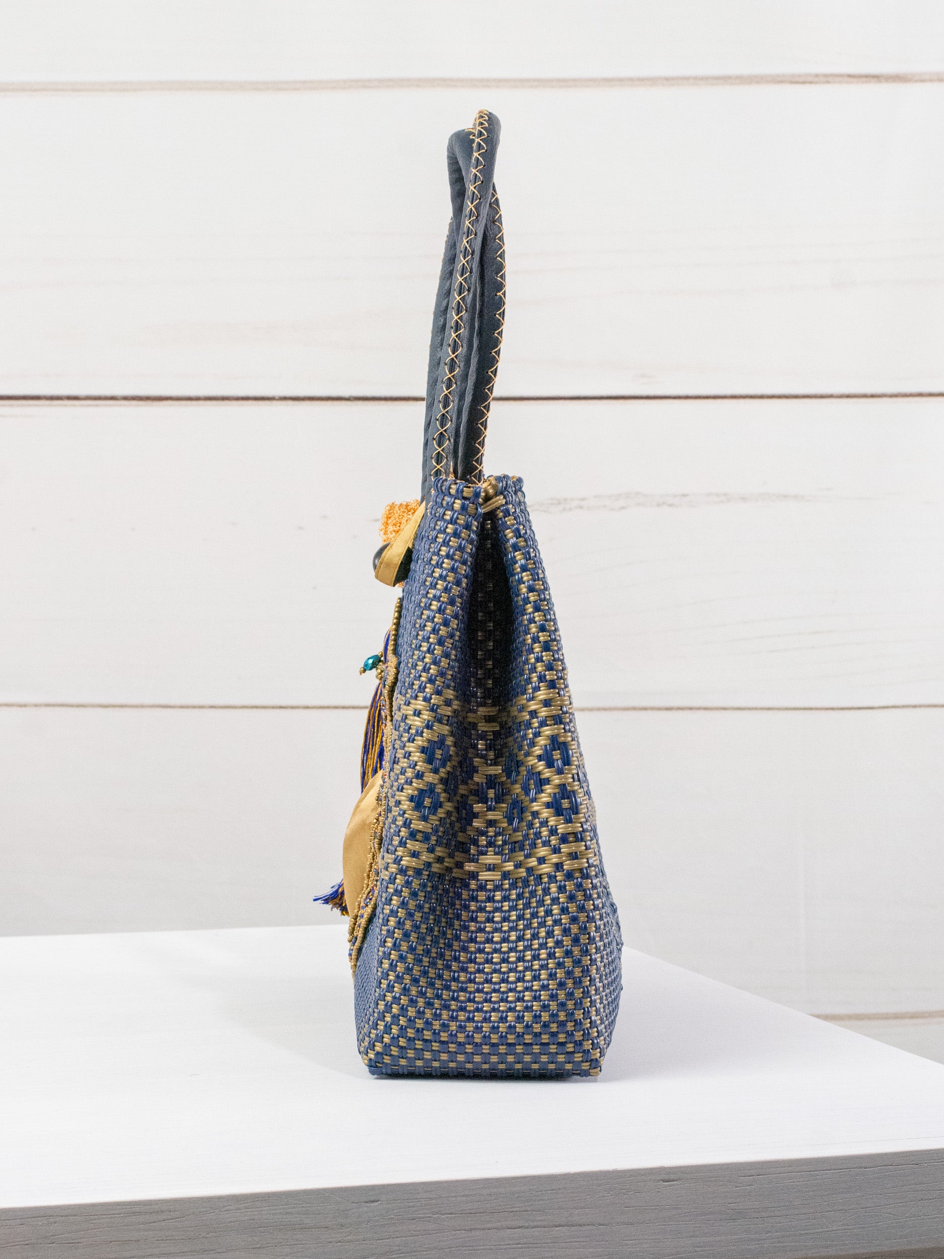 Bolsa artesanal corazón milagro mediana con pompón de flor