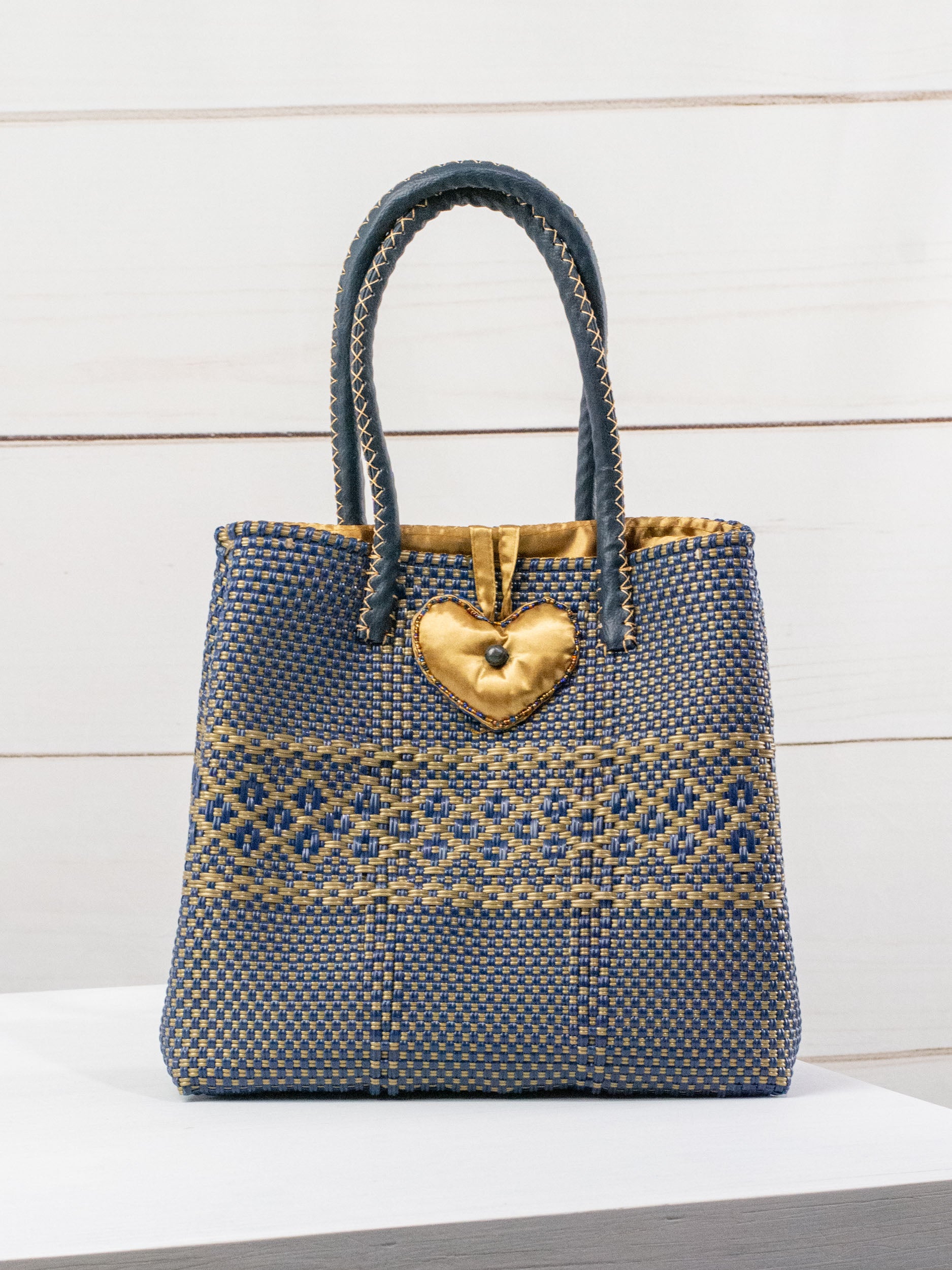 Bolsa artesanal corazón milagro mediana con pompón de flor