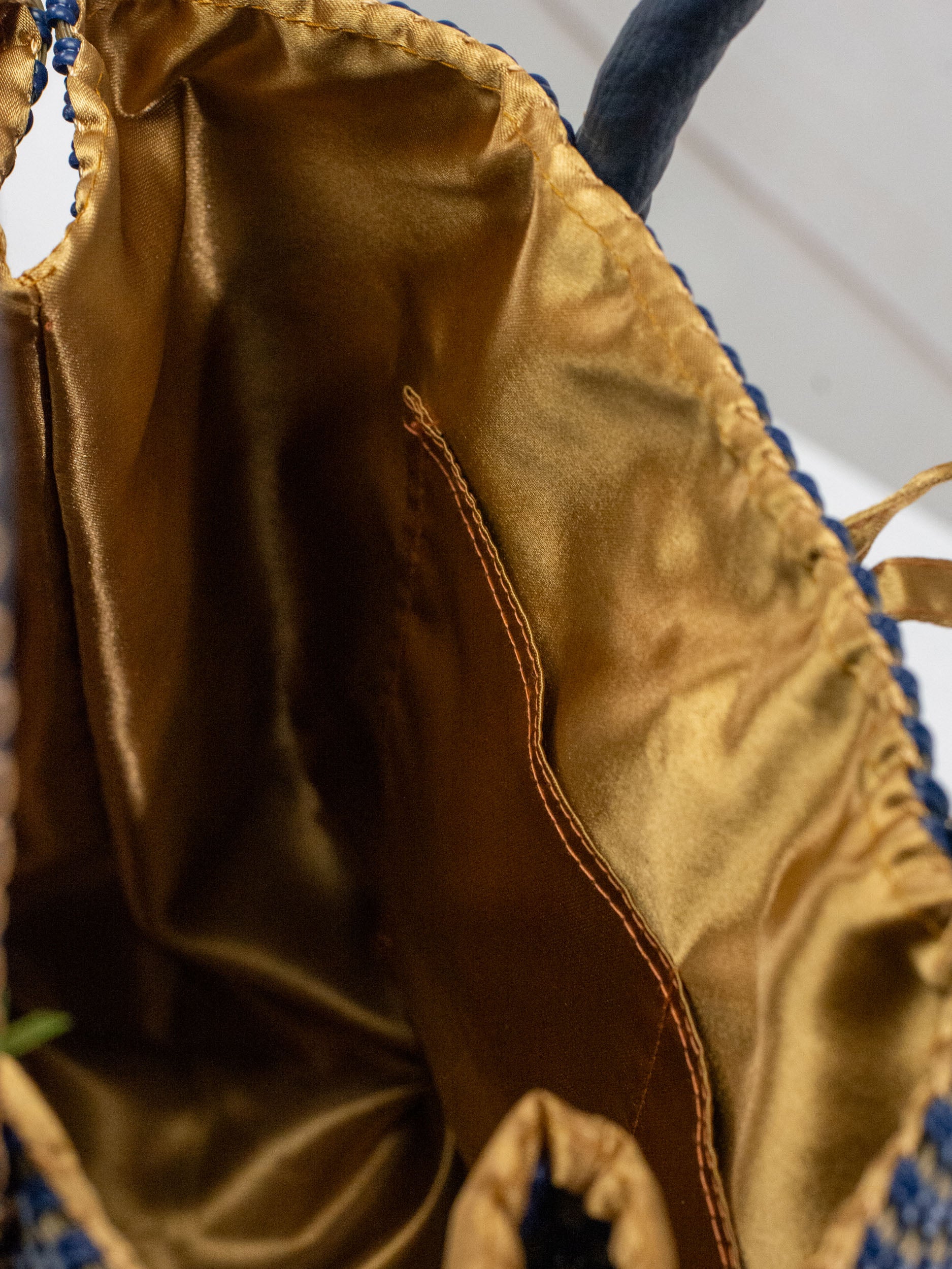 Bolsa artesanal corazón milagro mediana con pompón de flor