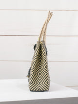 Bolsa artesanal corazón milagro mediana con pompón de flor