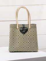 Bolsa artesanal corazón milagro mediana con pompón de flor