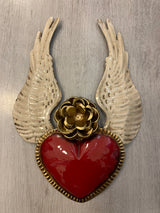 Corazón alado con una flor