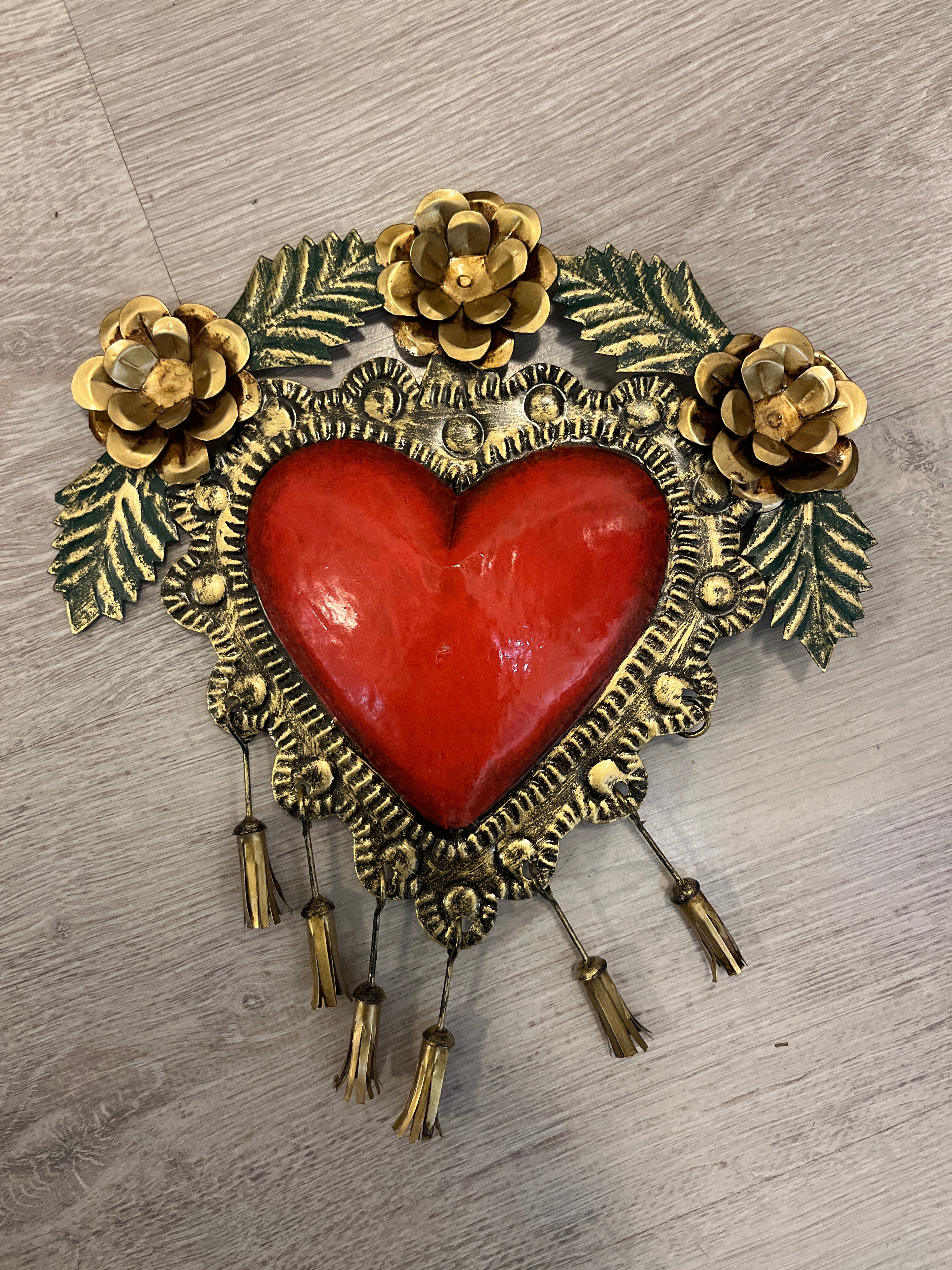 Corazón con pompones y flores