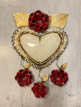 Corazón con hojas y tres flores colgantes