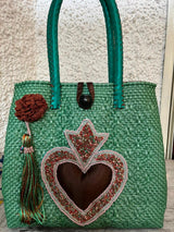 Bolsa artesanal corazón milagro mediana con pompón de flor