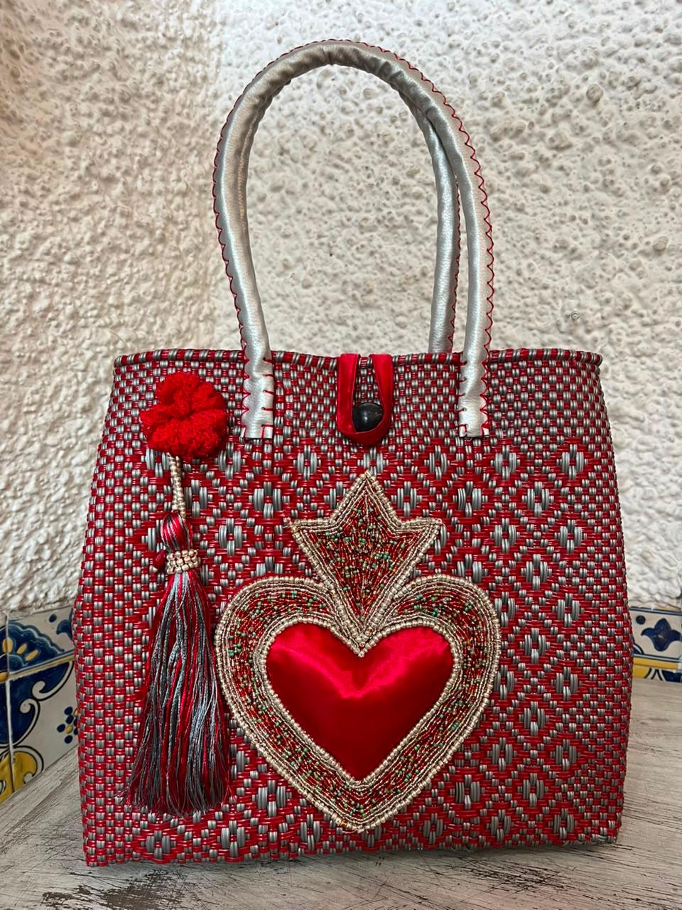 Bolsa artesanal corazón milagro mediana con pompón de flor