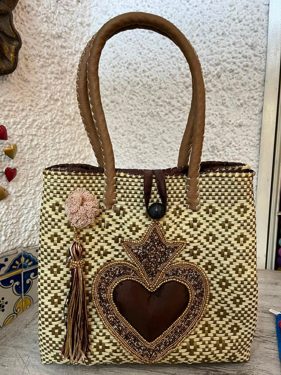 Bolsa artesanal corazón milagro mediana con pompón de flor