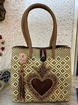 Bolsa artesanal corazón milagro mediana con pompón de flor