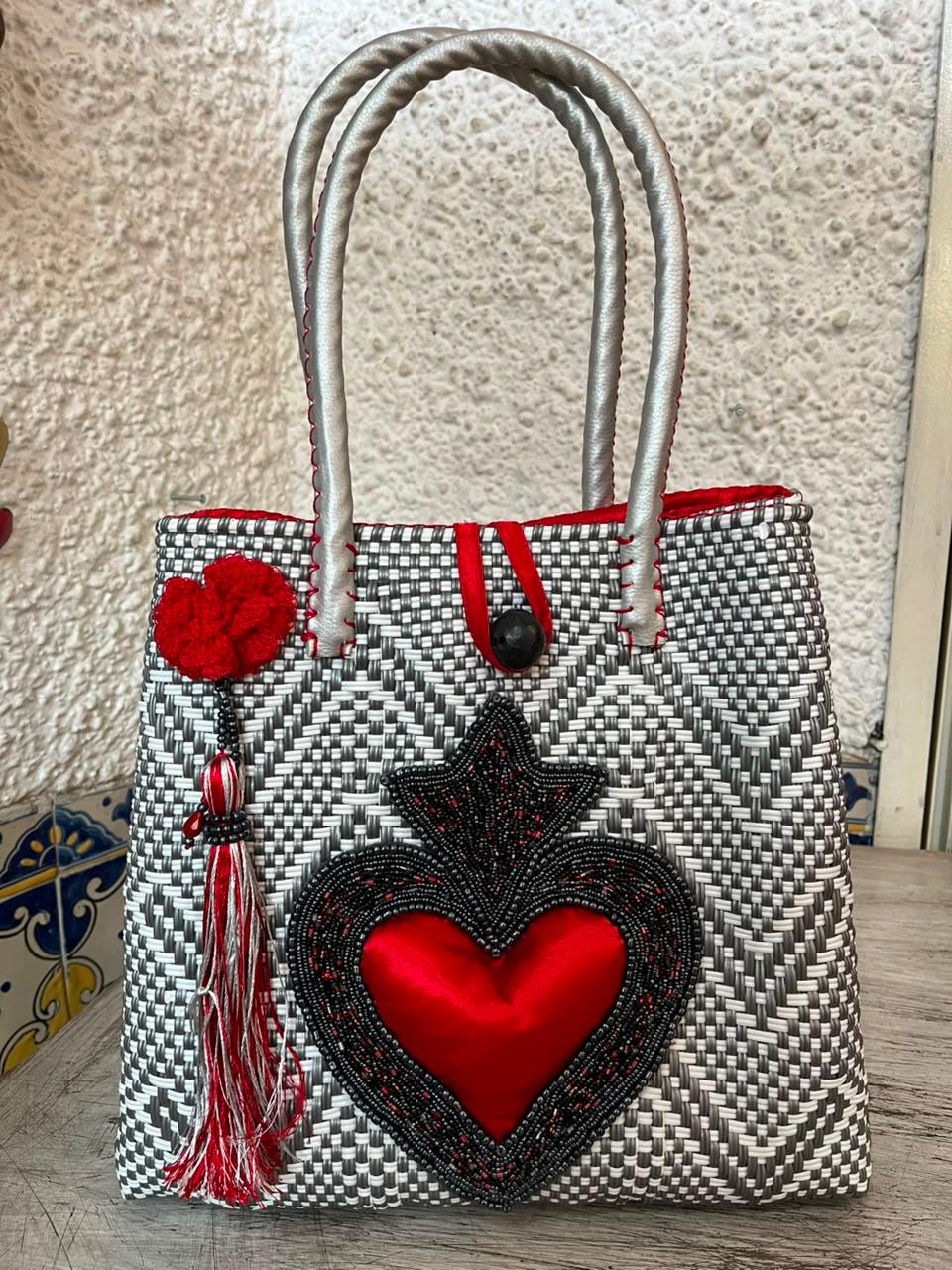 Bolsa artesanal corazón milagro mediana con pompón de flor