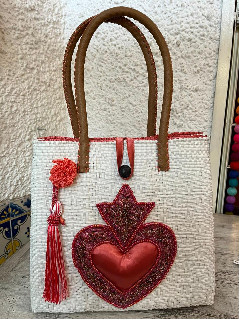 Bolsa artesanal corazón milagro mediana con pompón de flor