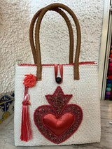 Bolsa artesanal corazón milagro mediana con pompón de flor